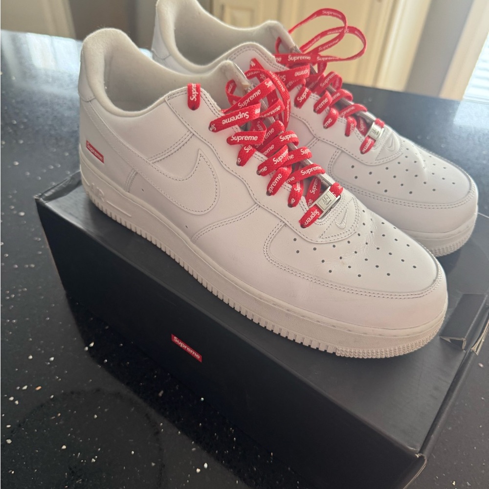 Like new -Nike Supreme Air Force 1 Low/ Supreme sneakers